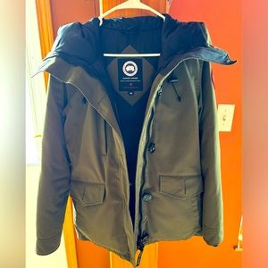 Authenticated Canada Goose Arctic Program women’s parka sz Med, military green